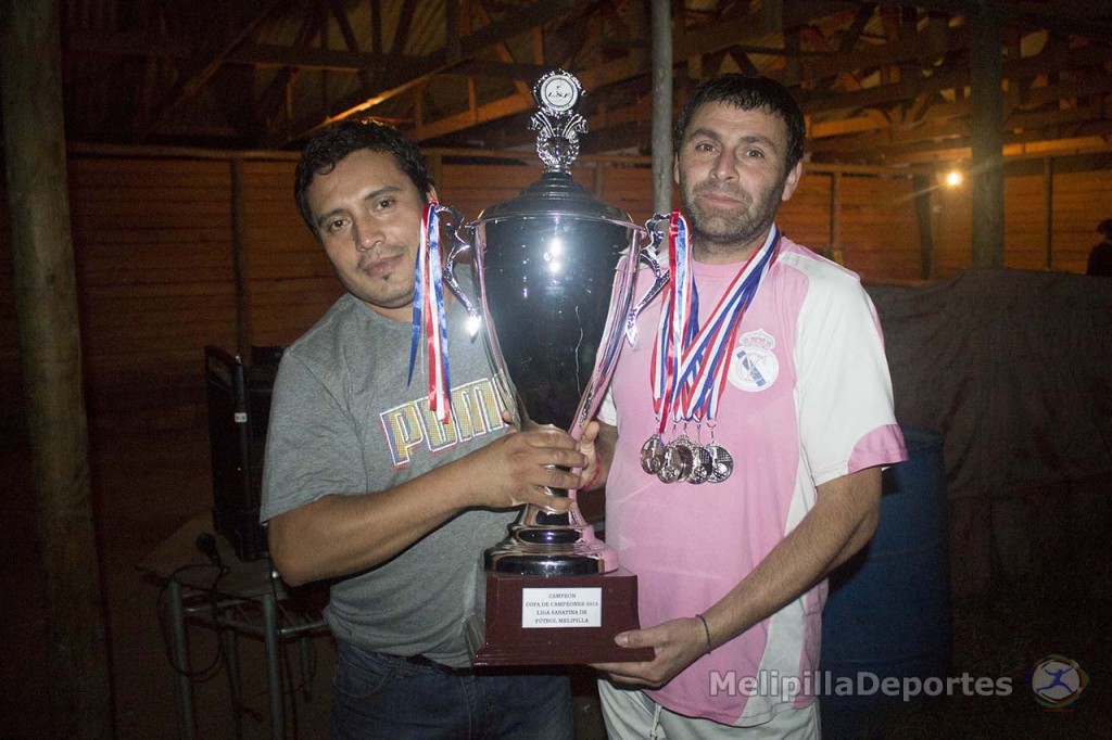 Carlos Huerta, presidente de la Liga Sabatina, junto al capitán de Real Victoria, Rubén Espinoza.