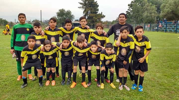 Maite, abajo segunda de izquierda a derecha, en el equipo infantil de Bella Esperanza que participa en ANFUR Chocalán