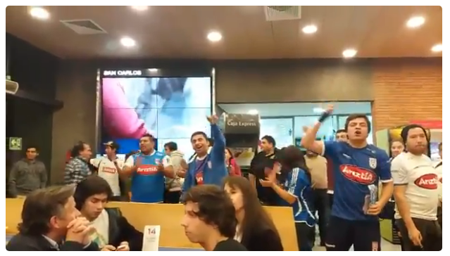 Momentazo: Hinchas cantan a jugadores en un Pronto Copec