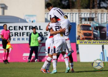 Deportes Melipilla demuestra su poderío en la cancha con una victoria aplastante de 3-0 sobre Deportes Linares