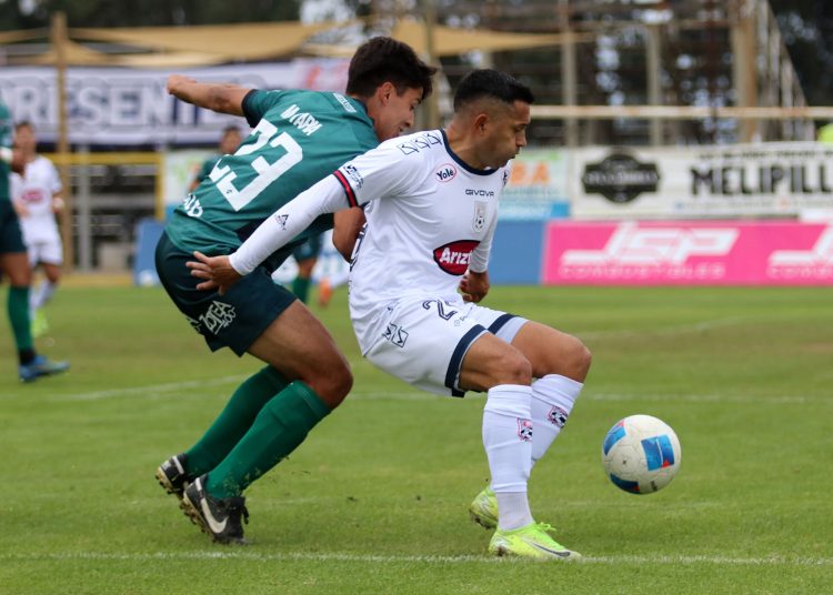 Deportes Melipilla con farol rojo encendido en una tabla muy apretada