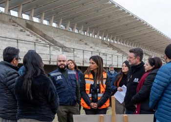 Alcaldesa Paula Gárate inspecciona avances de la obra en el Roberto Bravo Santibáñez
