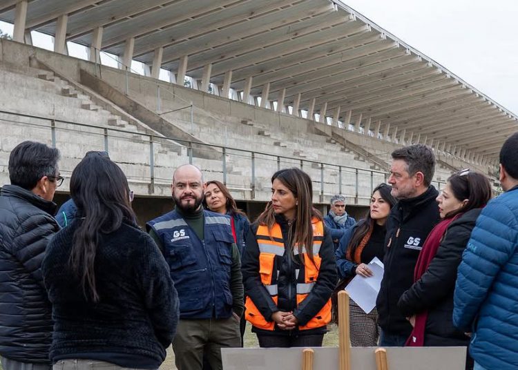 Alcaldesa Paula Gárate inspecciona avances de la obra en el Roberto Bravo Santibáñez