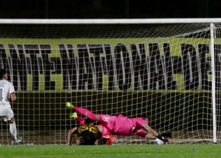 Luis Santelices, la muralla melipillana en el triunfo ante Concón